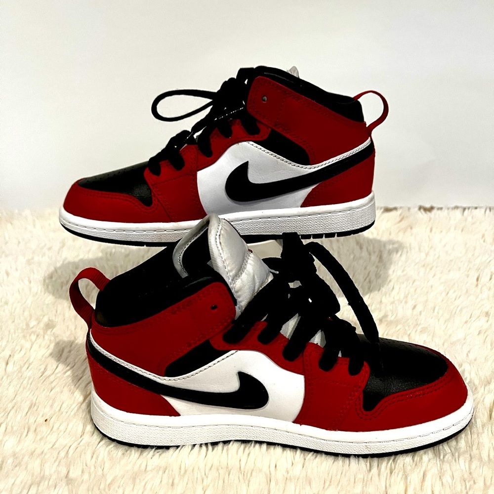 Jordan 1 Mid ❤️‍🔥